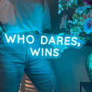 Sinal de néon Who Dares, Wins