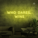 Sinal de néon Who Dares, Wins